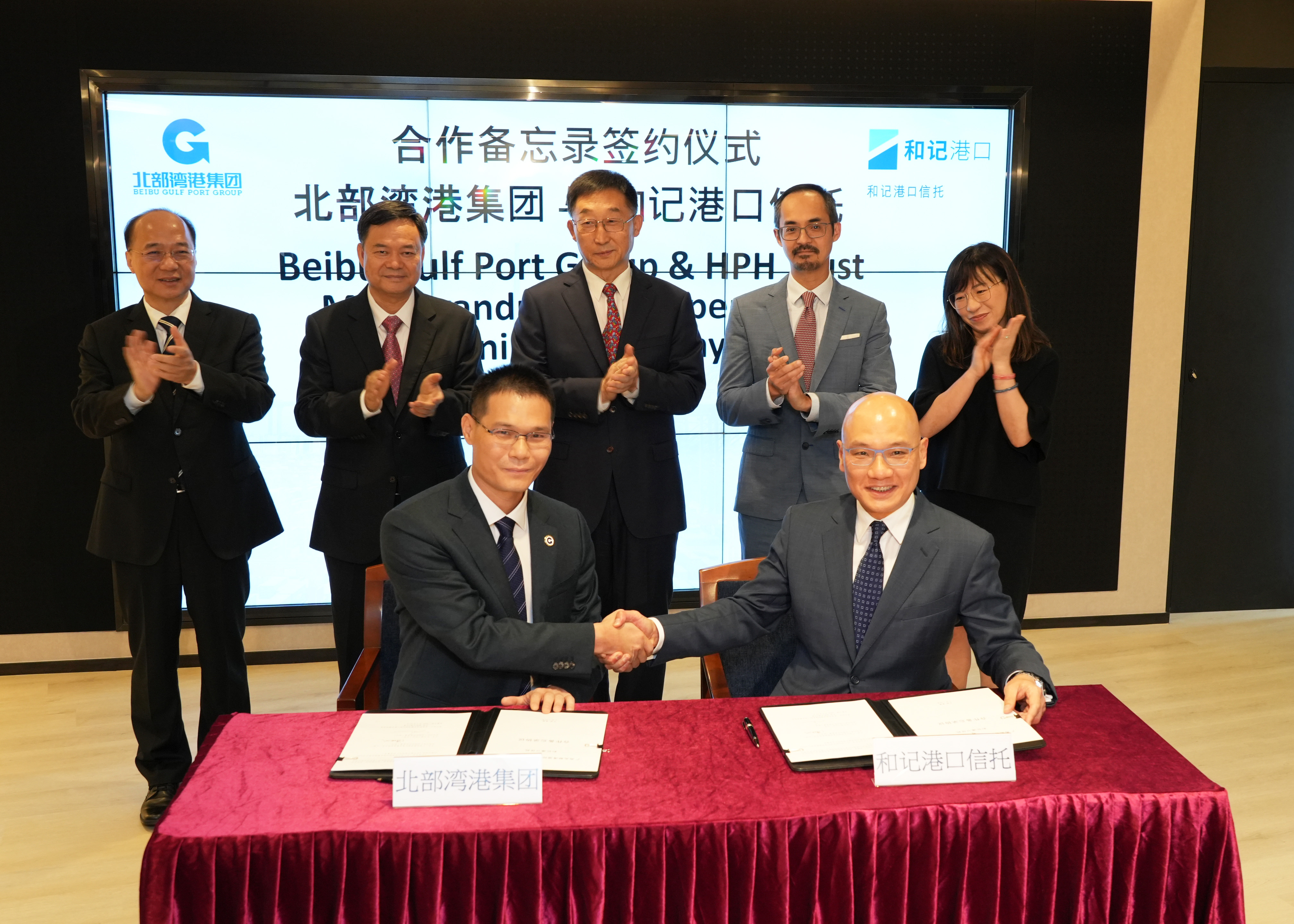 Mr. Vincent Yuen, Managing Director, Port Services and Logistics, Hutchison Port Holdings Trust (right, seated) and Mr. Pan Xiaobin, Deputy General Manager of Guangxi Beibu Gulf International Port Group Co., Ltd. (left, seated) signed the memorandum of cooperation.
